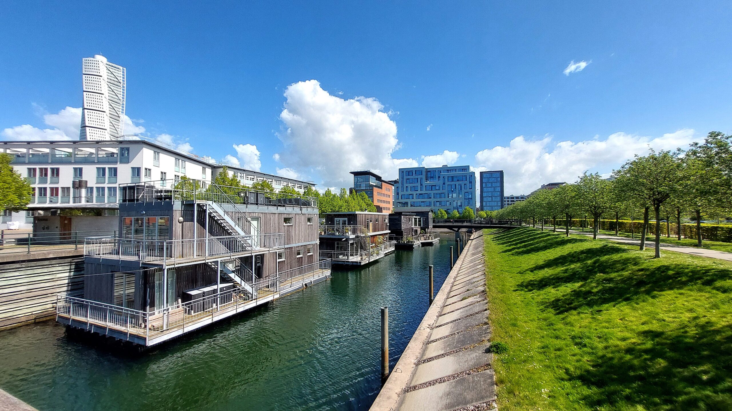 Husbåtar vid Propellergatan i Västra hamnen i Malmö